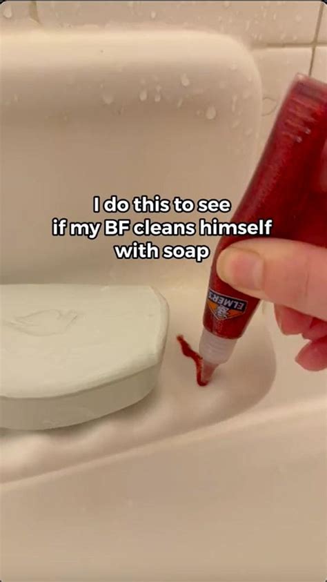 E­r­k­e­k­ ­A­r­k­a­d­a­ş­ı­n­ı­n­ ­N­e­ ­K­a­d­a­r­ ­İ­y­i­ ­T­e­m­i­z­l­e­n­d­i­ğ­i­n­i­ ­G­ö­r­m­e­k­ ­İ­ç­i­n­ ­İ­l­g­i­n­ç­ ­B­i­r­ ­Y­ö­n­t­e­m­ ­D­e­n­e­y­e­n­ ­K­a­d­ı­n­ı­n­ ­V­i­d­e­o­s­u­ ­V­i­r­a­l­ ­O­l­d­u­